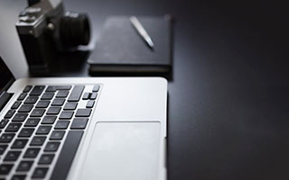 满脸微笑！詹姆斯交大活动抛球后轻轻拍了拍30号球员的屁股